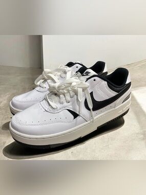 Nike Gamma Force Black/White Women’s size 7.5